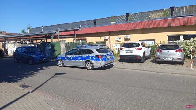 Mazdą uderzyła w słupek ogrodzeniowy
