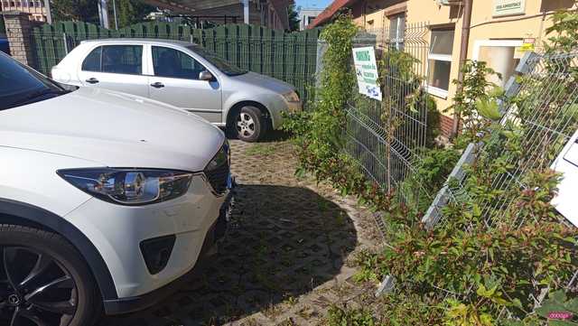 Mazdą uderzyła w słupek ogrodzeniowy