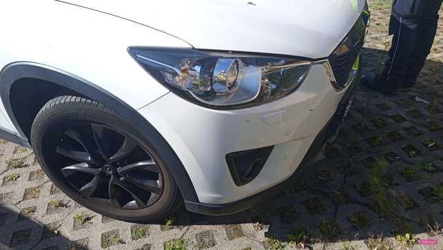 Mazdą uderzyła w słupek ogrodzeniowy