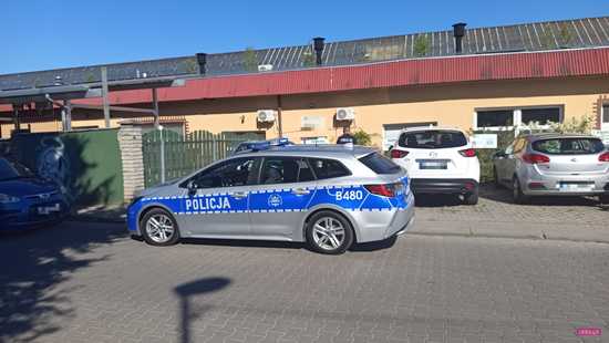 Mazdą uderzyła w słupek ogrodzeniowy