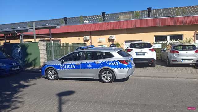 Mazdą uderzyła w słupek ogrodzeniowy