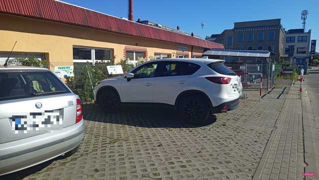 Mazdą uderzyła w słupek ogrodzeniowy