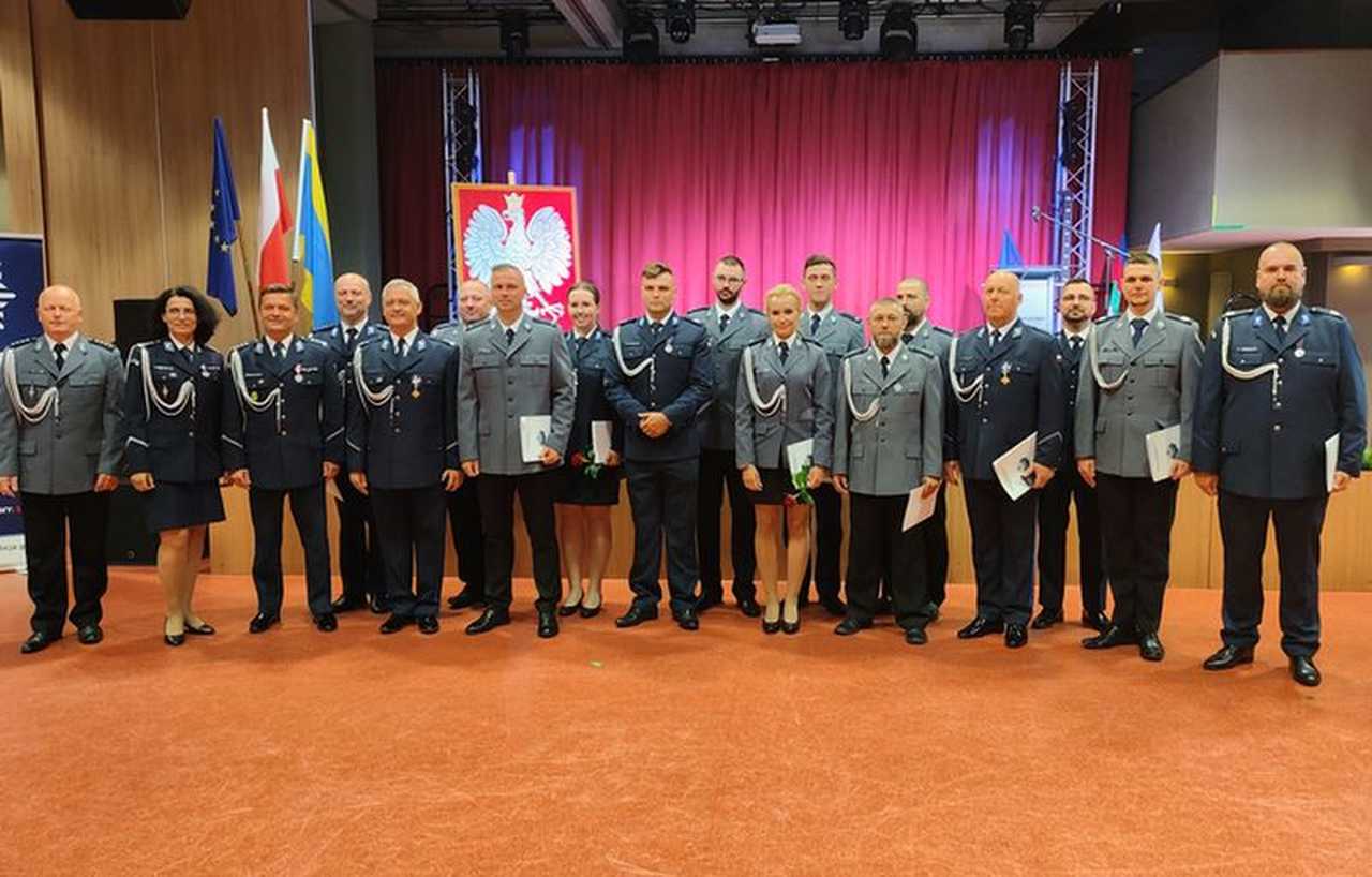 Uroczysta zbiórka z okazji 106. rocznicy powołania Policji oraz 100-lecia Policji kobiecej