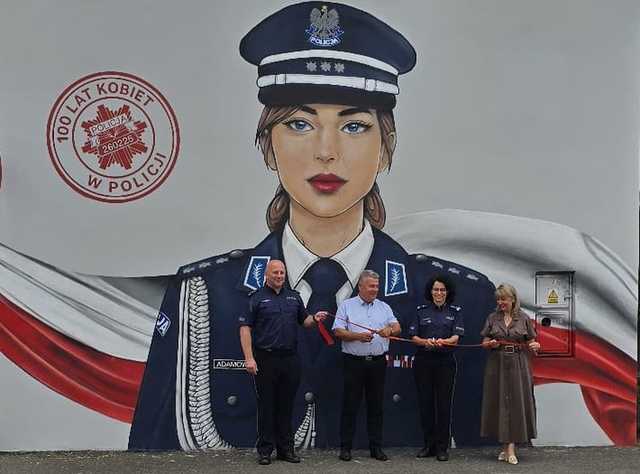 Mural upamiętniający 100-lecie Policji kobiecej odsłonięty przy Komendzie w Dzierżoniowie