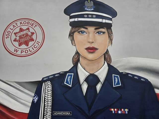 Mural upamiętniający 100-lecie Policji kobiecej odsłonięty przy Komendzie w Dzierżoniowie
