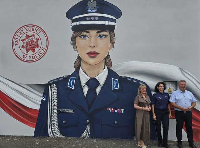 Mural upamiętniający 100-lecie Policji kobiecej odsłonięty przy Komendzie w Dzierżoniowie