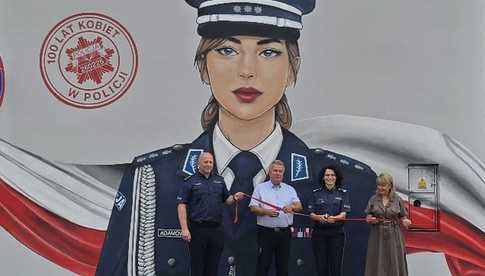 Mural upamiętniający 100-lecie Policji kobiecej odsłonięty przy Komendzie w Dzierżoniowie