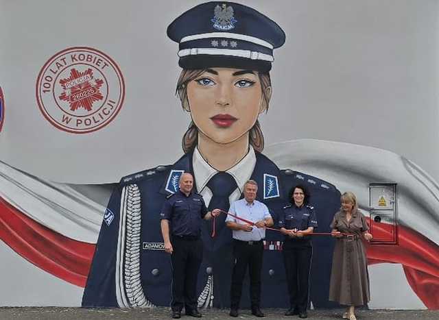Mural upamiętniający 100-lecie Policji kobiecej odsłonięty przy Komendzie w Dzierżoniowie