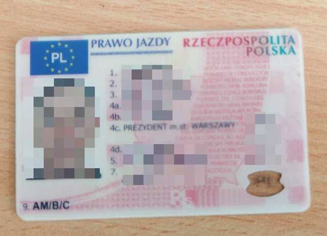 Działania dzierżoniowskiej drogówki w weekend – ponad 60 wykroczeń i fałszywe prawo jazdy