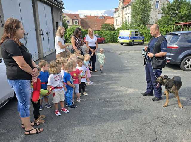 3-latki ze żłobka „Sudeckie Skrzaty” z wizytą u dzierżoniowskich policjantów