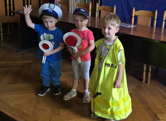 3-latki ze żłobka „Sudeckie Skrzaty” z wizytą u dzierżoniowskich policjantów