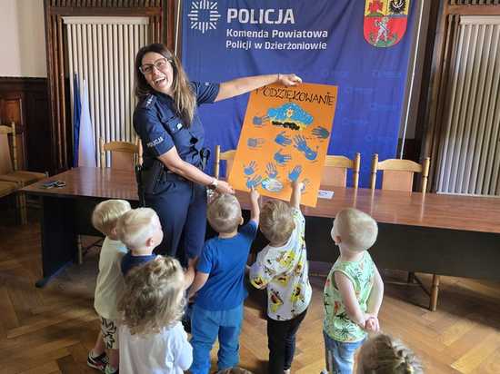 3-latki ze żłobka „Sudeckie Skrzaty” z wizytą u dzierżoniowskich policjantów