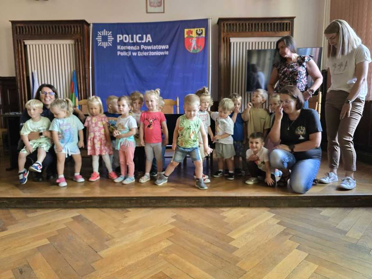 3-latki ze żłobka „Sudeckie Skrzaty” z wizytą u dzierżoniowskich policjantów