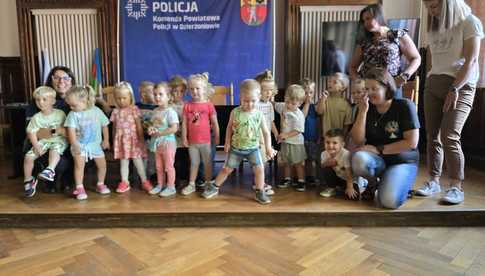 3-latki ze żłobka „Sudeckie Skrzaty” z wizytą u dzierżoniowskich policjantów