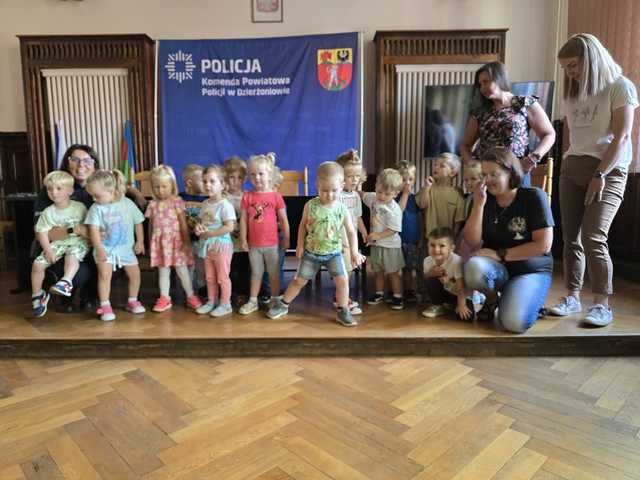 3-latki ze żłobka „Sudeckie Skrzaty” z wizytą u dzierżoniowskich policjantów