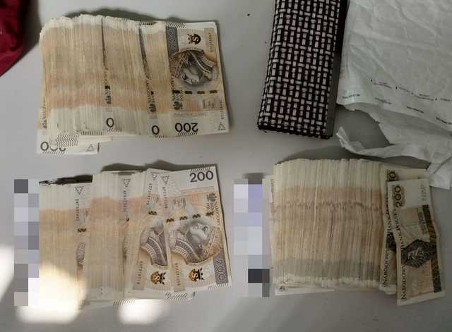 Bielawa. Policjanci zabezpieczyli tysiące nielegalnych papierosów i kilogramy suszu