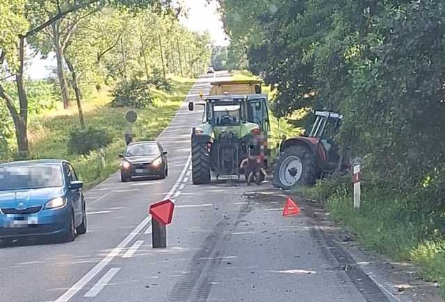 Ciągnik rolniczy w rowie 