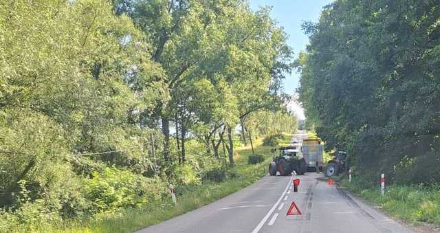 Ciągnik rolniczy w rowie 