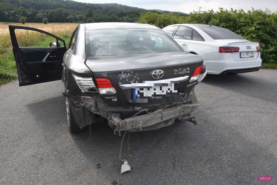 Zderzenie audi z toyotą na drodze Piskorzów - Rościszów