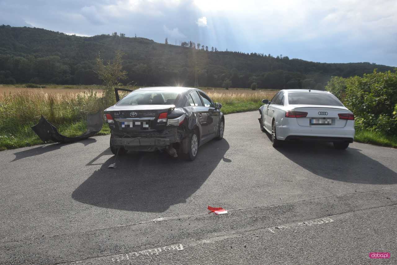 Zderzenie audi z toyotą na drodze Piskorzów - Rościszów