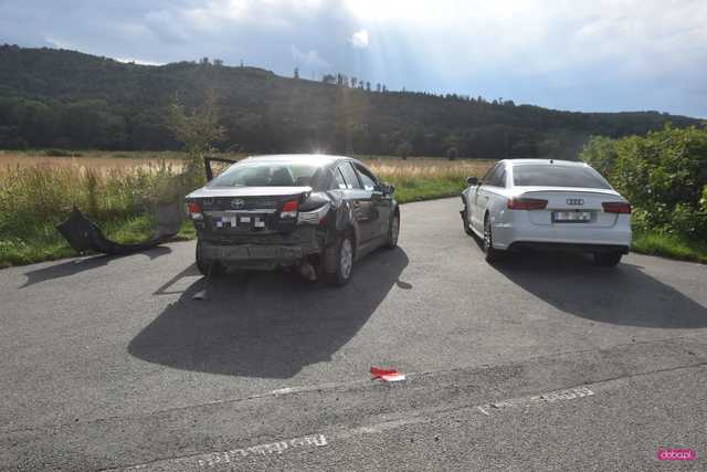 Zderzenie audi z toyotą na drodze Piskorzów - Rościszów