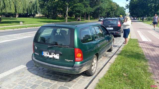 Zderzenie renault i mazdy w Dzierżoniowie