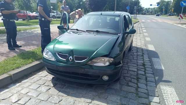 Zderzenie renault i mazdy w Dzierżoniowie