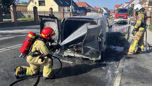 Pożar samochodu na Waryńskiego w Bielawie 
