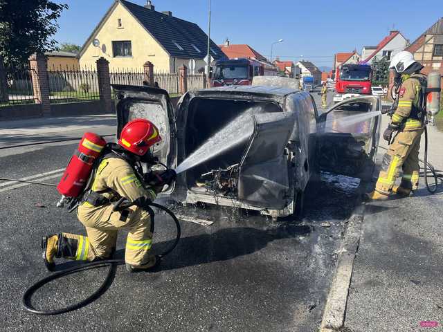 Pożar samochodu na Waryńskiego w Bielawie 