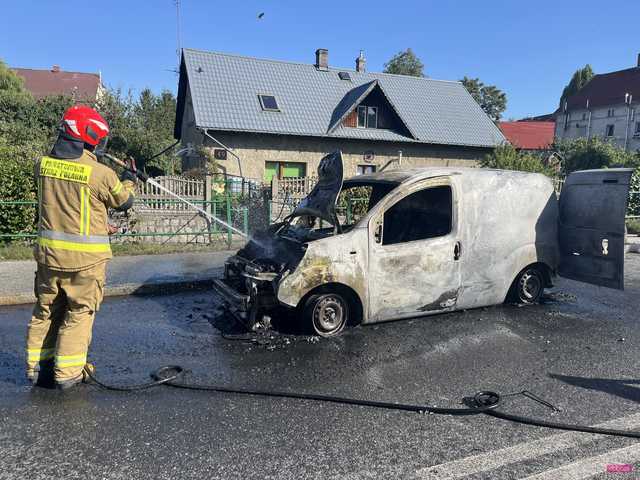 Pożar samochodu na Waryńskiego w Bielawie 