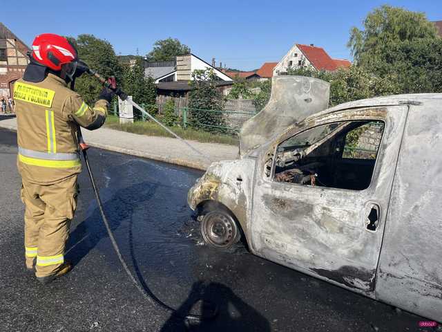 Pożar samochodu na Waryńskiego w Bielawie 