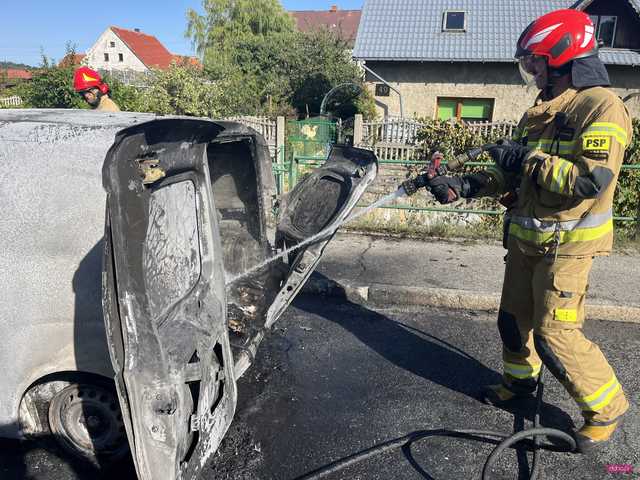 Pożar samochodu na Waryńskiego w Bielawie 