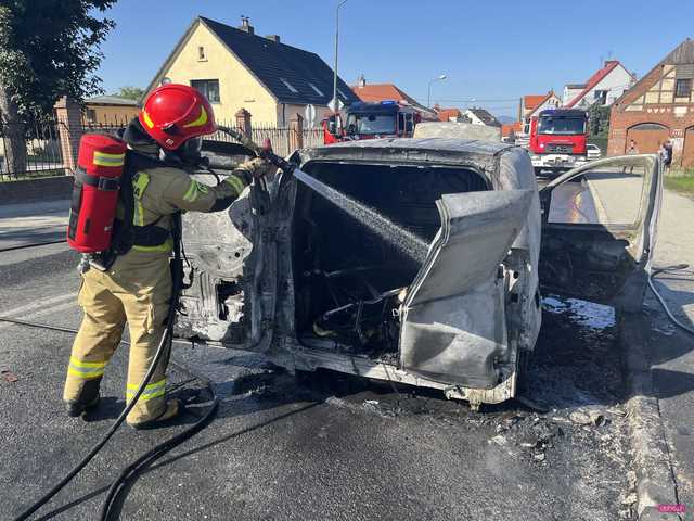 Pożar samochodu na Waryńskiego w Bielawie 
