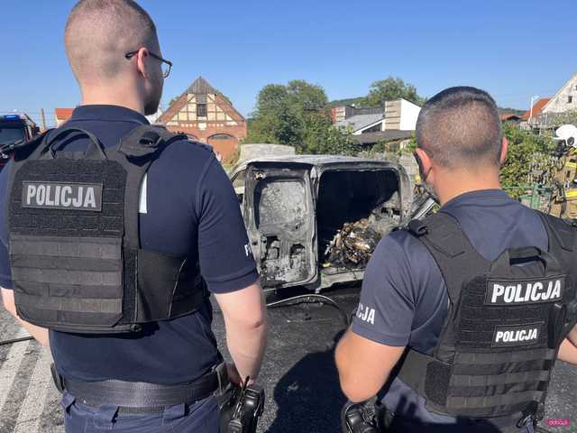 Pożar samochodu na Waryńskiego w Bielawie 