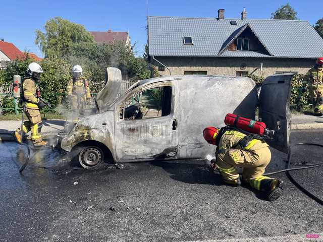 Pożar samochodu na Waryńskiego w Bielawie 