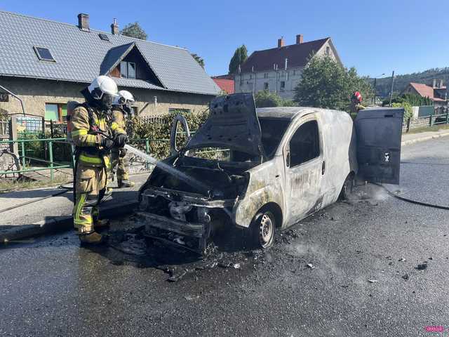 Pożar samochodu na Waryńskiego w Bielawie 