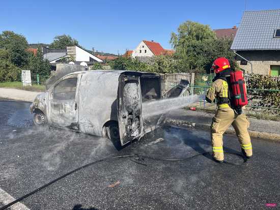 Pożar samochodu na Waryńskiego w Bielawie 