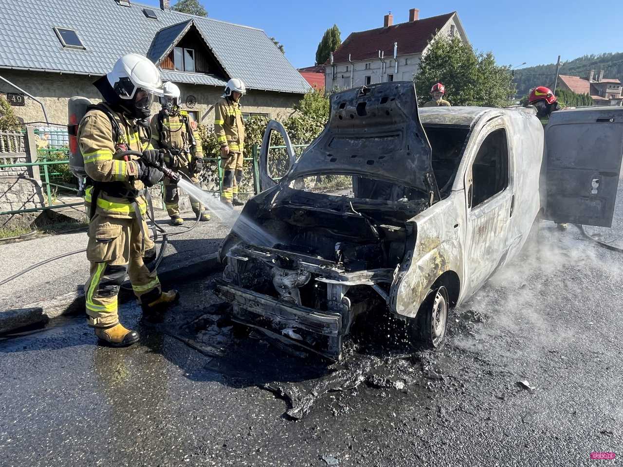 Pożar samochodu na Waryńskiego w Bielawie 