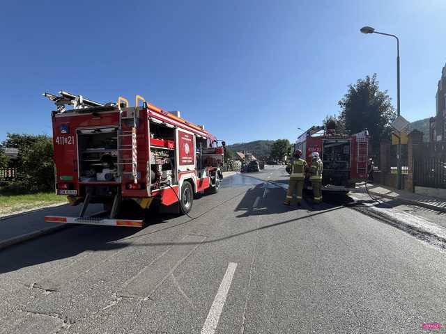 Pożar samochodu na Waryńskiego w Bielawie 