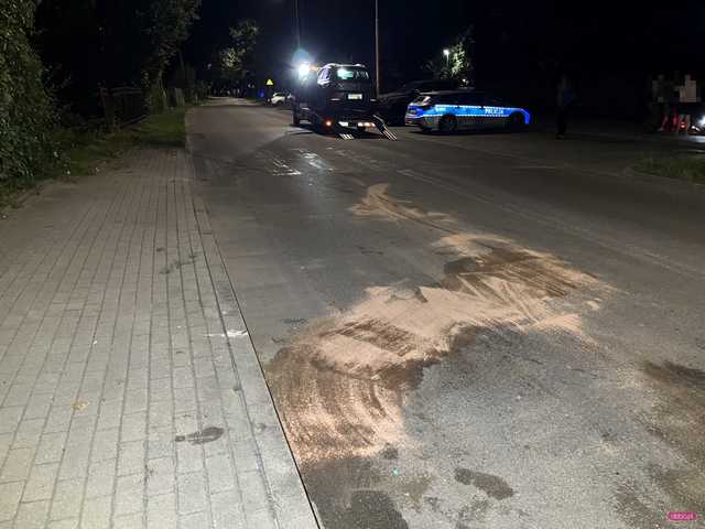 Bielawa. Zderzenie dwóch samochodów i upadek motocyklistki