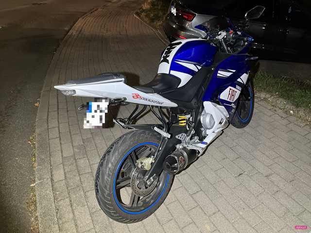 Bielawa. Zderzenie dwóch samochodów i upadek motocyklistki