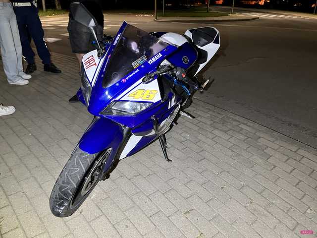 Bielawa. Zderzenie dwóch samochodów i upadek motocyklistki