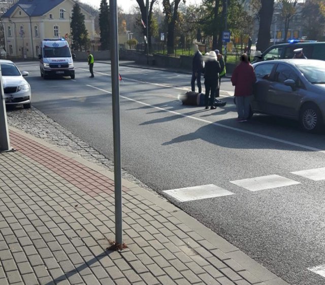 Na ul. Kościuszki doszło do zdarzenia drogowego z udziałem skutera oraz osobówki 