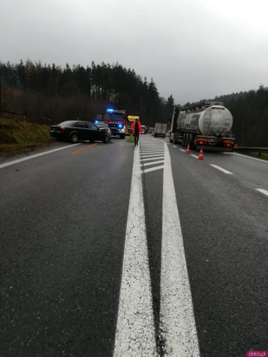 Na 12 km drogi krajowej nr 8 zderzyły się Audi i samochód ciężarowy DAF 