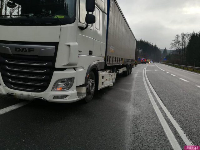 Na 12 km drogi krajowej nr 8 zderzyły się Audi i samochód ciężarowy DAF 