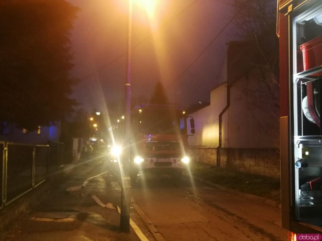 Przy ul. Krasińskiego w Polanicy-Zdroju doszło do pożaru samochodu marki Fiat Ducato