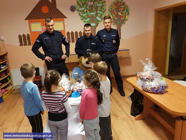 Funkcjonariuszom towarzyszyła dobrze znana policyjna maskotka Komisarz Lew.