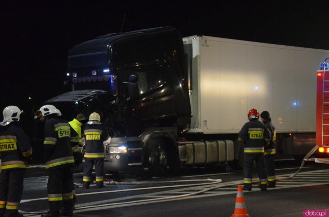 w jadącym samochodzie ciężarowym marki Scania, w wyniku zakleszczonych hamulców, zapaliła się opona