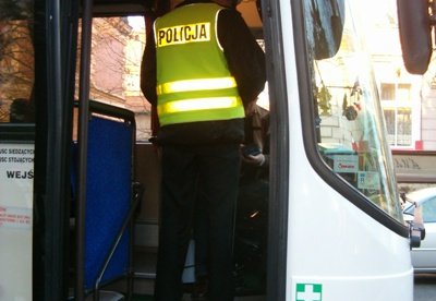 Kontrolę autobusu wyjeżdżającego z dziećmi z naszego powiatu  należy wcześniej uzgodnić z oficerem dyżurnym Komendy Powiatowej Policji w Kłodzku