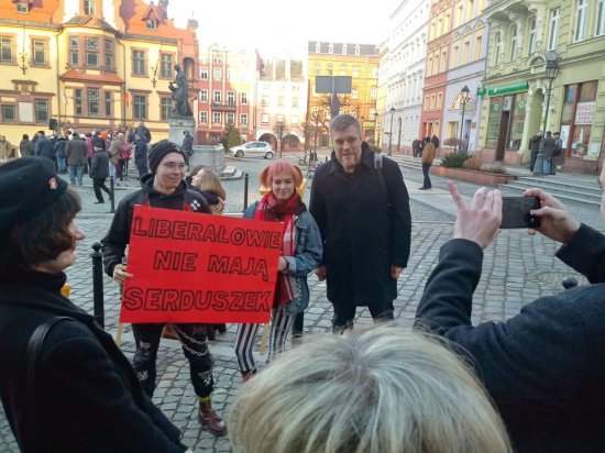 W demonstracji zorganizowanej 9 lutego na noworudzkim Rynku, wzięli udział Robert Biedroń oraz posłowie Adrian Zandberg i Marek Dyduch oraz Agnieszka Dziemianowicz-Bąk.